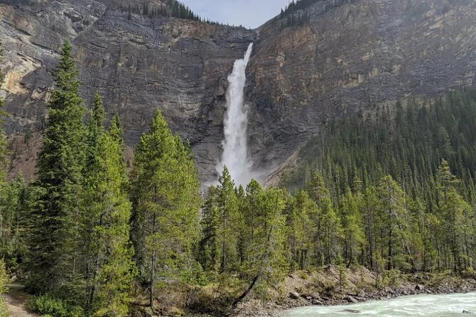 Rockies Grand Advanture: Moraine & Louise Lakes, Waterfall Tour - A short taste of Banff town