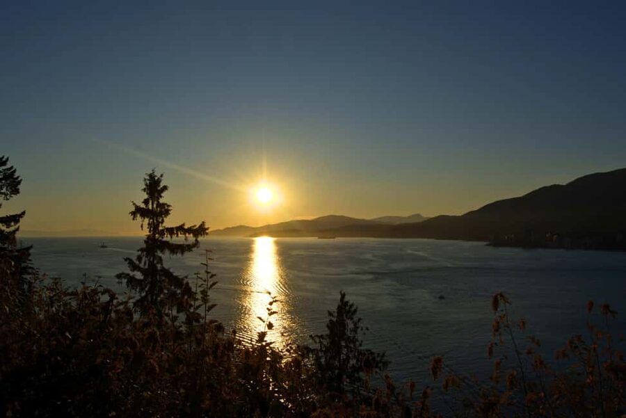 Sunset Bus Tour: Stanley Park & English Bay Photostops - Why this evening bus tour works in Vancouver