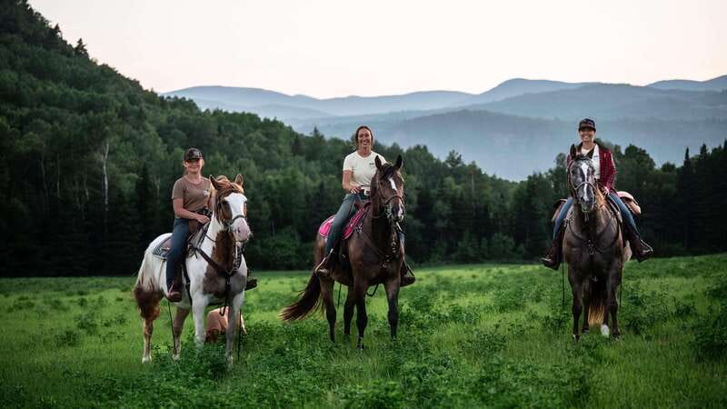 The Montagnarde: Guided horseback ride on mountain trails. - Starting at the ranch with a calm introduction