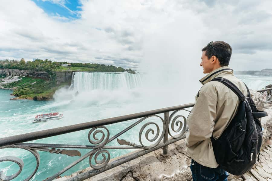 Toronto: Falls Day Tour with Boat Cruise & Niagara-the-Lake - Guides, buses, and the pace of the day