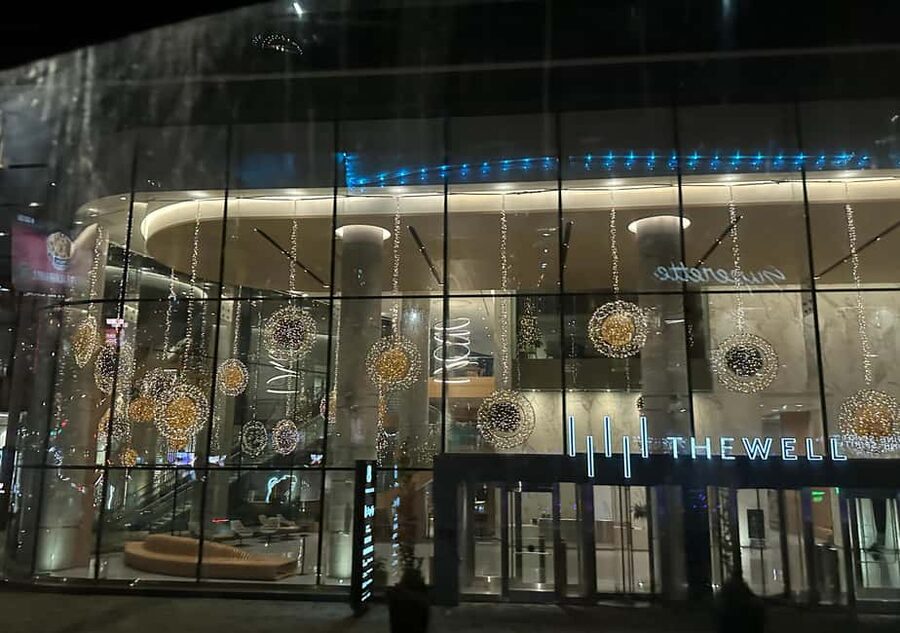 Toronto: Festive Lights Bus Tour - Yorkville’s polished holiday setting
