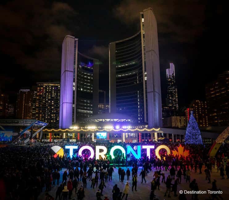 Toronto: Festive Lights Bus Tour - Why the live guide matters
