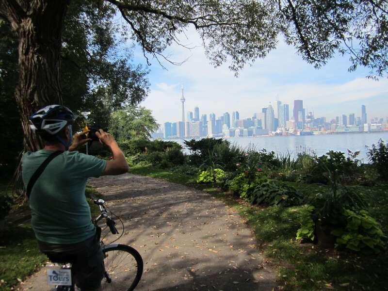 Toronto Islands: Morning or Twilight 3.5-Hour Bike Tour - Finding the downtown meeting point