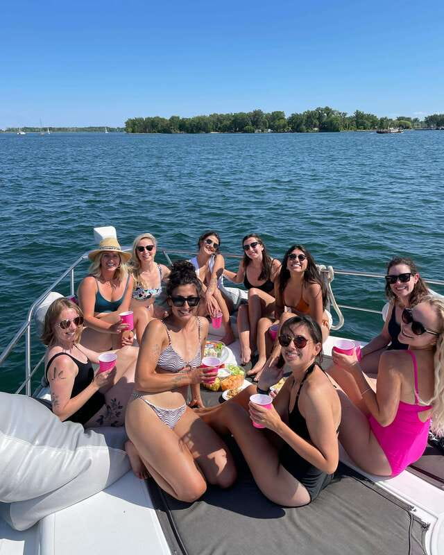 Toronto: Private Luxury Yacht Sightseeing Cruise & Prosecco - How the One-Hour Schedule Works