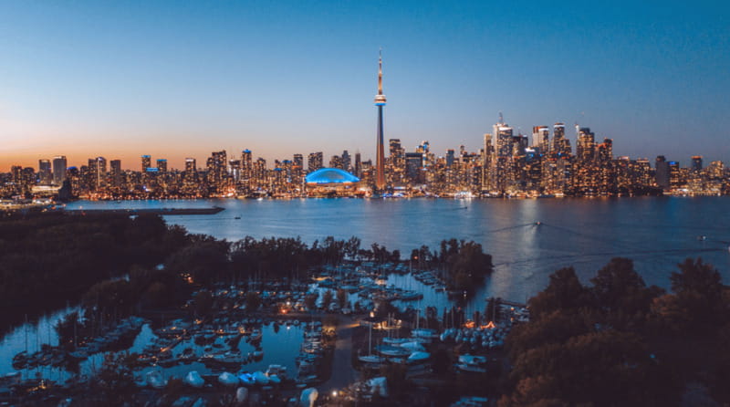 Toronto: Small Group Night Tour with Harbour Boat Cruise - Is 150 minutes enough?