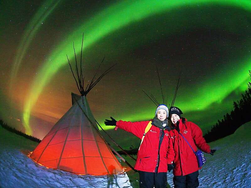 Yukon: Aurora Borealis Late Night Viewing Tour - Waiting Comfortably for the Aurora
